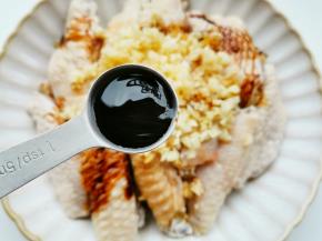 半勺老抽，1勺蚝油，半勺黑胡椒碎，