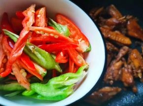 加入青红椒，