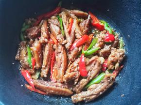 翻炒均匀，出锅开吃！