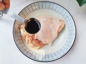 鸡腿拍扁，加一勺生抽，