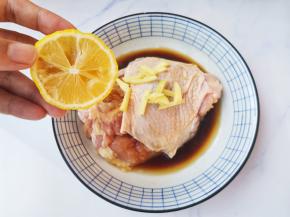 适量姜丝，挤半个柠檬汁水，