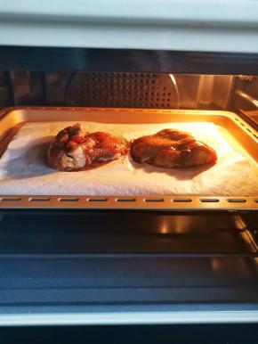 腌制好的鸡大腿码入烤盘，推入预热好的烤箱，上下火中层200℃烤25分钟即可。