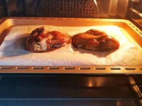 腌制好的鸡大腿码入烤盘，推入预热好的烤箱，上下火中层200℃烤25分钟即可。