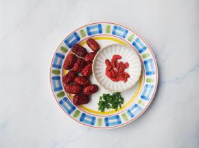 红枣枸杞洗净，葱切葱花。