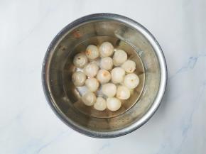 荔枝剥壳去籽加一勺盐浸泡。