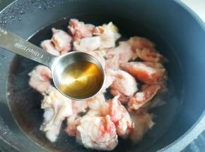 鸡肉剁小块，冷水下锅，加1勺葱姜料酒，焯水捞出洗净备用。