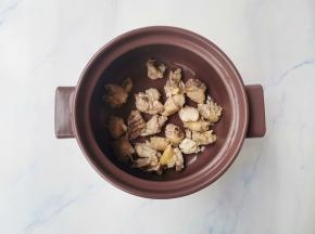 处理好的鸡肉放入砂锅中，