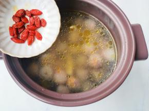 出锅前5分钟加入枸杞、