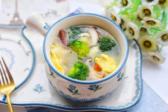 西兰花菌菇鸡蛋汤