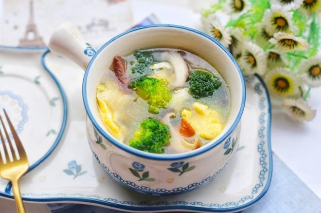 西兰花菌菇鸡蛋汤