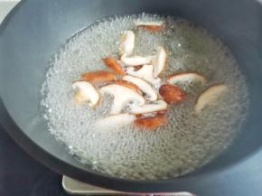 菌菇去根洗净切段焯水捞出，