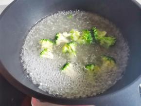 西兰花切小块焯水一分钟捞出过凉，