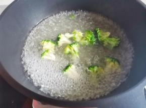 西兰花切小块焯水一分钟捞出过凉，