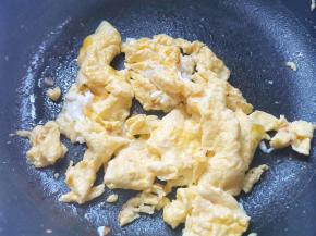 鸡蛋打散炒熟盛出备用。