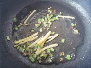 锅中油热爆香葱姜，加入一碗水煮开，