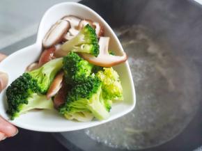 加入西兰花、菌菇煮开，