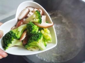 加入西兰花、菌菇煮开，