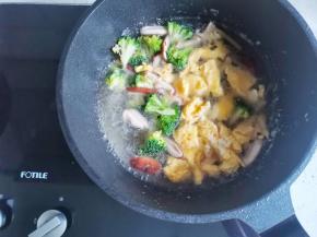 放入鸡蛋煮1分钟，