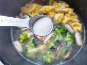 加一勺盐，胡椒粉调味。