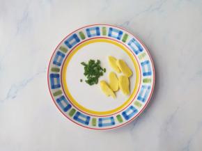 葱切葱花，姜切块。