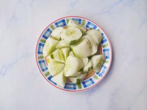 老黄瓜去皮切滚刀块，