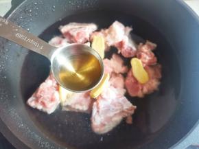 排骨洗净冷水下锅，加葱姜料酒煮出浮沫，捞出洗净。