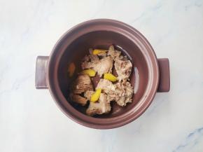 处理好的排骨放入砂锅中，