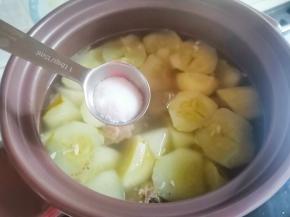 出锅前5分钟撒葱花、加一大勺盐调味~