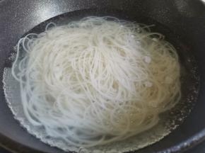 米线煮熟捞出过凉开水。