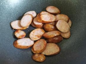 红肠煎一下。