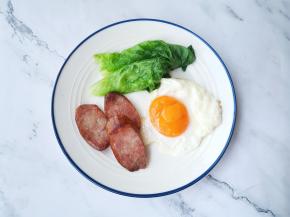 鸡蛋煎熟、生菜焯水备用。