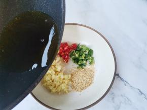 调酸辣汁:碗底放1勺白芝麻十1勺大蒜末十1勺小葱十1勺小米椒，淋上热油，