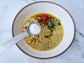 十半勺盐十半勺糖，搅拌均匀。