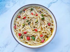 煮好的米线捞出放在酸汤汁里，加入半碗煮米线的水，