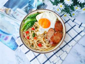 放入配菜就可以吃啦~