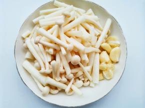 菌菇切去根部洗净，蒜切末。