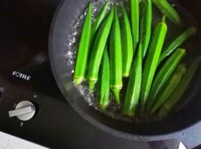 秋葵去蒂盐水浸泡洗净，锅中水开，加一丟丟油和盐，再放入秋葵煮1分钟捞出过凉备用。