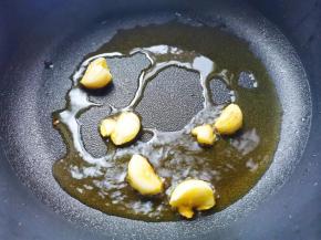 锅中热油，炒香蒜末，