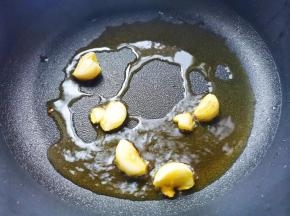 锅中热油，炒香蒜末，
