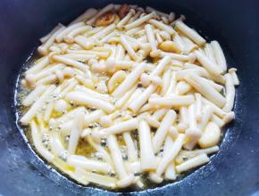 放入菌菇煸炒出水分，