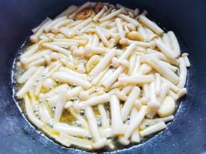 放入菌菇煸炒出水分，