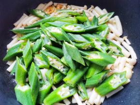 倒入秋葵快速炒匀，