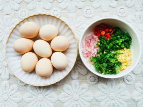 准备好所有食材。辣椒、洋葱、蒜末、葱花、香菜全部切碎放入碗中。