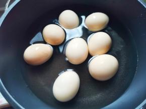锅中水开，放一点盐和醋，放入鸡蛋煮8分钟，捞出过凉去壳，