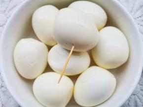 用牙签戳出洞洞方便入味。