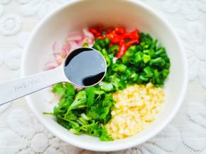 配菜碗中加4勺生抽，