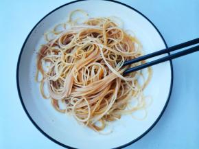 粉丝提前温水泡发，加2勺生抽，1勺老抽拌匀备用。