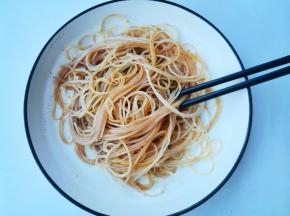 粉丝提前温水泡发，加2勺生抽，1勺老抽拌匀备用。