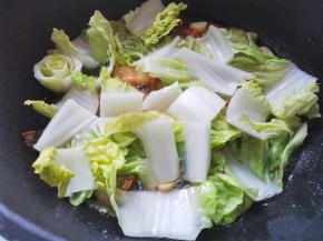 加入白菜梗翻炒至软，