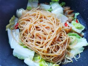 加入粉丝，加一大碗水煮开。